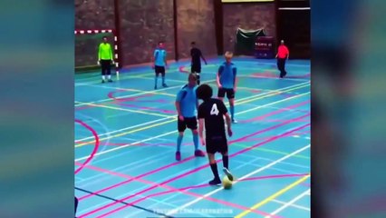 Descargar video: Funny Football Moments 2016 - Goals ¦ Skills ¦ Fails ● Football Vines ● Soccer Football Fails