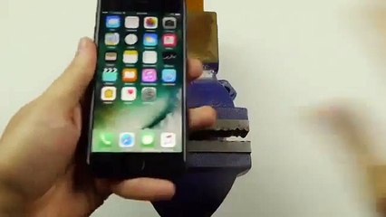 Il installe une prise jack sur son Iphone 7 à la perceuse - Vidéo