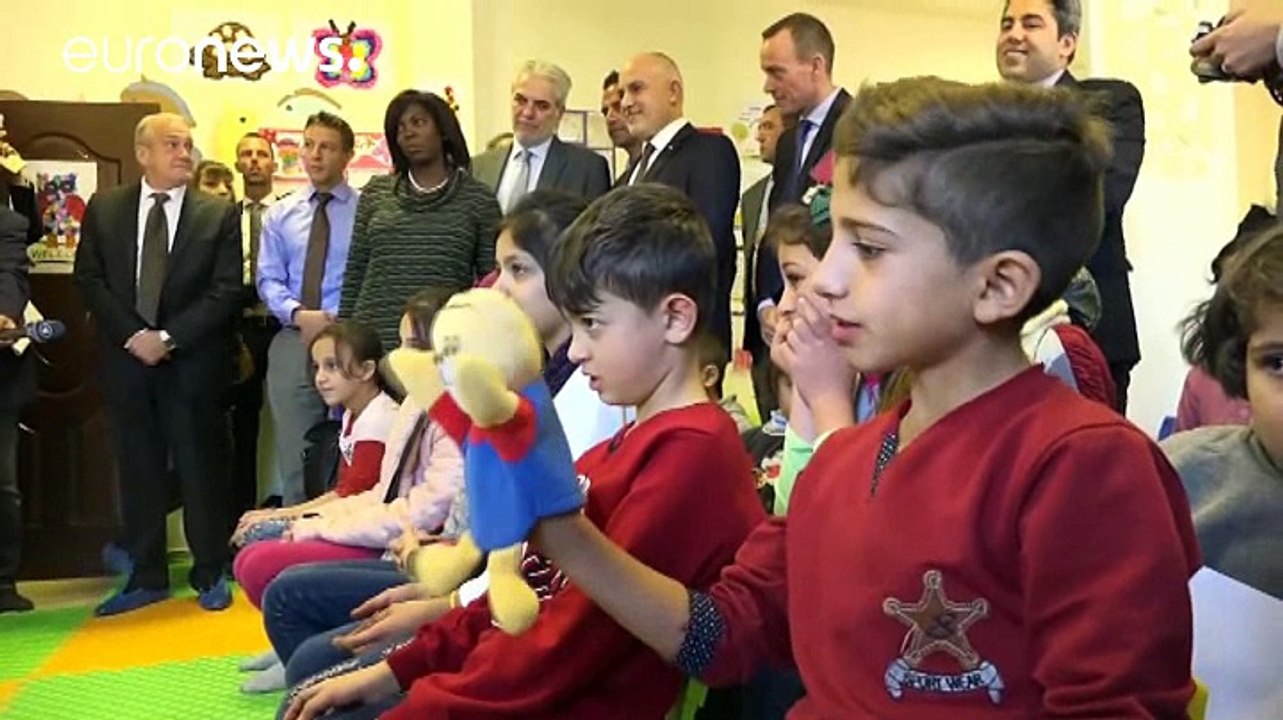 EU gibt Geldkarten an Flüchlinge in der Türkei aus