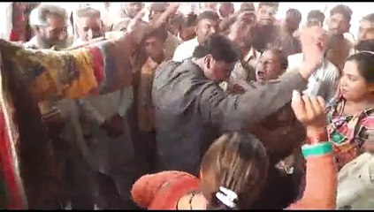 Video herunterladen: Dance Video Of PML-N Elected Candidate Malik Muhammad Umar Farooq From PP-7 With Womens Worker