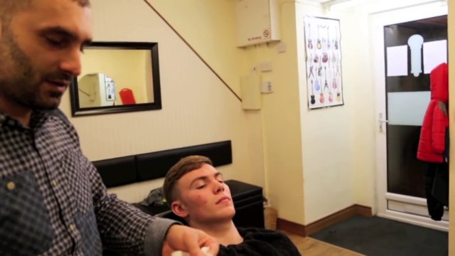 Ce barbier Turque nettoie vos oreilles avec une.. flamme !