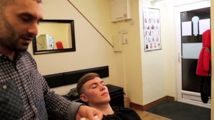 Ce barbier Turque nettoie vos oreilles avec une.. flamme !