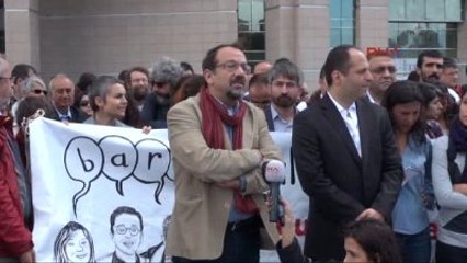 Yargılanan 4 Akademisyene Adliye Önünde Destek