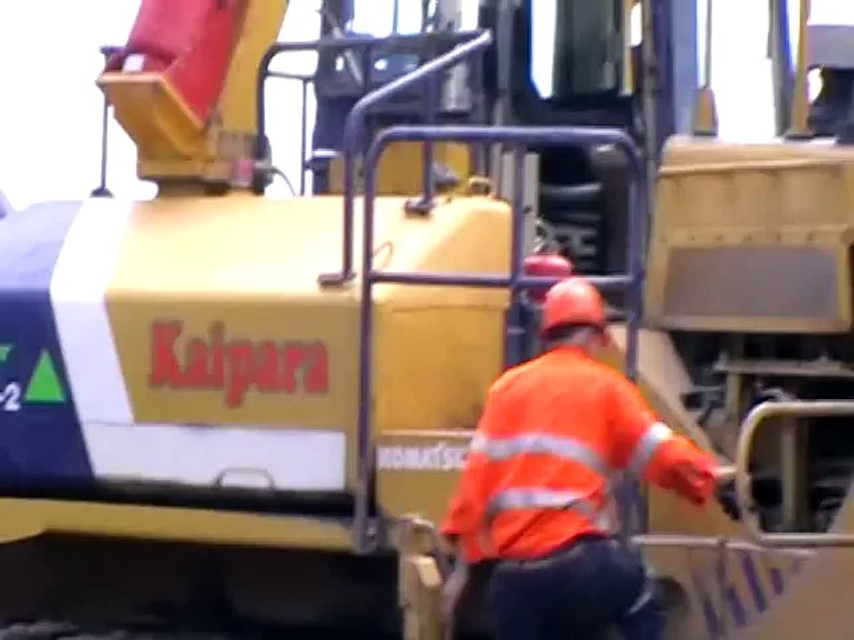 Komatsu 575 Superdozer x 2.mpg