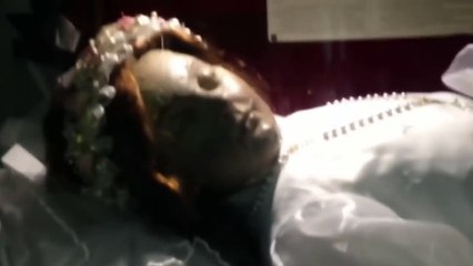 Santa que teve corpo empalhado há 300 anos abre os olhos