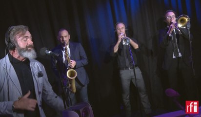 Electro Deluxe interprète "Stayin Alive" en live