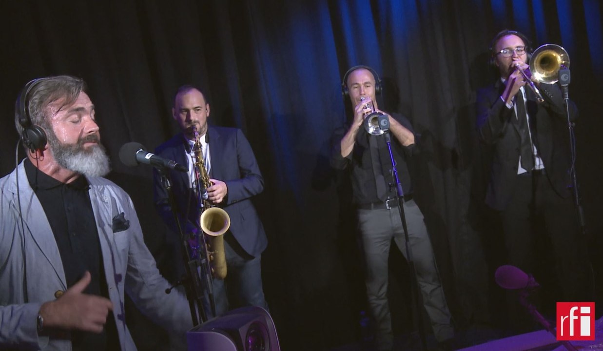 Electro Deluxe interprète "Stayin Alive" en live