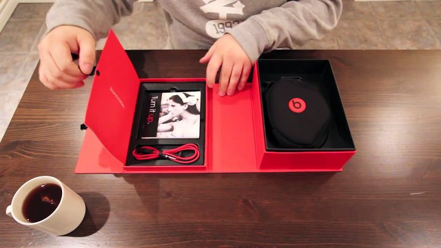 Beats By Dre Solo Headphones Unboxing & Overview Macro Close Ups!