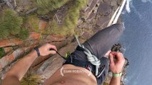Ce cascadeur marche sur un fil à 32 mètres au-dessus des rochers !