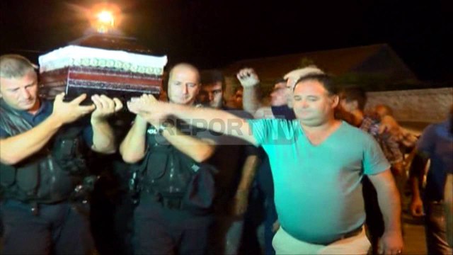 Kolegët në familjen e efektivit të vrarë Ardian Kodra