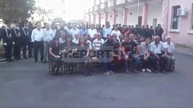 Report TV - Shkodër, nisin homazhet, përcillet në banesën e fundit efektivi Kodra