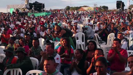 Guerrilheiros das Farc celebram paz em acampamento