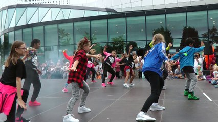 Dansfeest op het Theaterplein Spijkenisse Deel 2