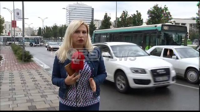 Ora News - Tirana sot u zgjua me trafik të rënduar nga bllokimi i sheshit Skëndebej