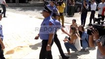 Report TV - Tension mes maturantëve  dhe policisë para parlamentit