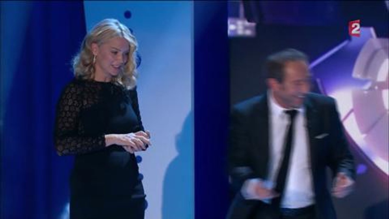 "ONPC" : Patrick Timsit magicien hilarant d'un soir, tente le lancer de couteau !