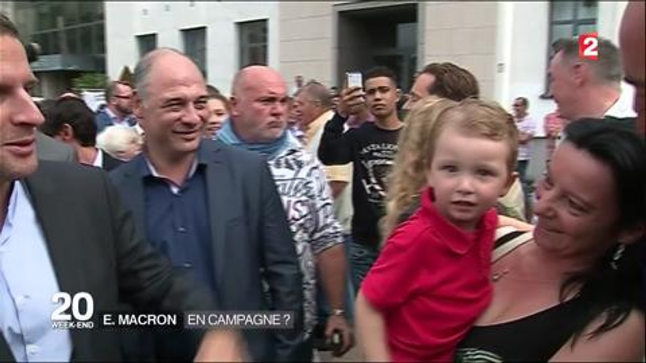 Emmanuel Macron candidat Il se balade et dit bonjour !