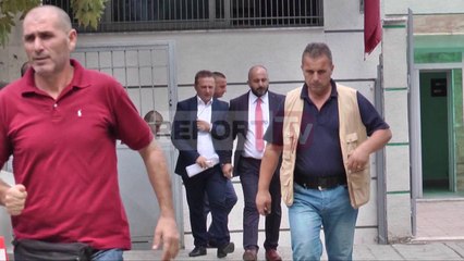 Report TV - Shtyhet seanca për Ismailaj: Pas kafazit me xham nuk dëgjoj ç'thuhet