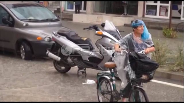Ora News - Vlorë, reshjet e shiut përmbytin rrugët e qytetit