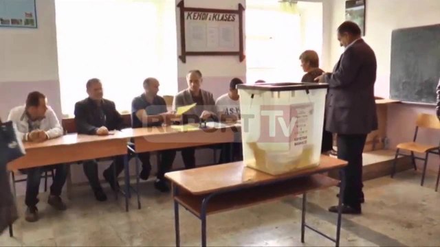 Report TV - Dibër, proçesi i votimit vijon normalisht