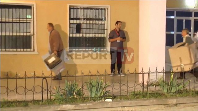 Report TV - Mbyllet procesi në Dibër, votuan 53%, vazhdon dorëzimi i kutive