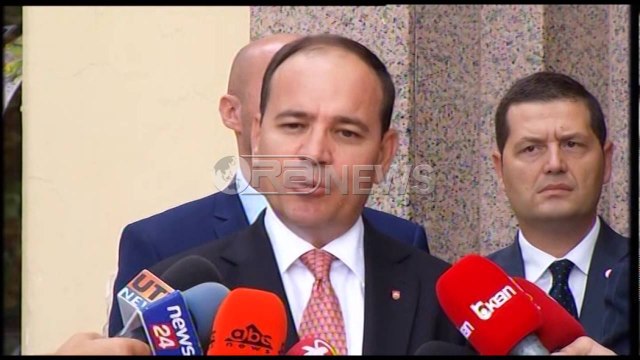 Ora News - Politika uron besimtarët myslimanë për Kurban Bajram