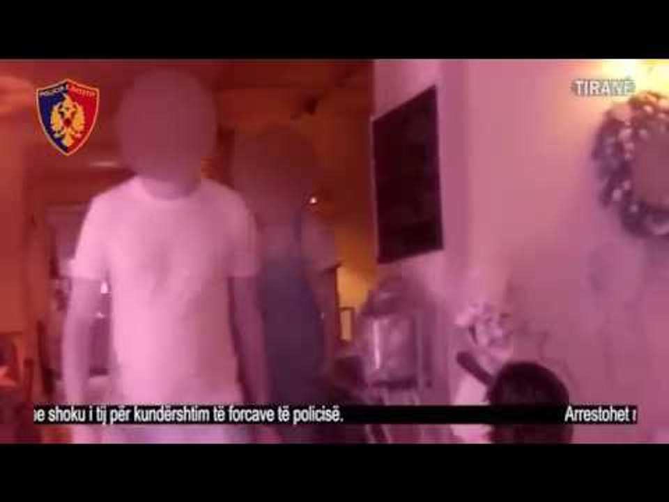 Kapen me pistoletë pa leje, i grisin uniformën policit