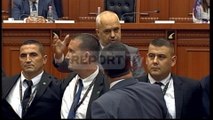 Report TV - Tension në Kuvend, Rama akuza Berishës opozita pushton foltoren
