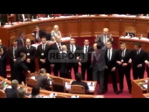 Report TV - VIDEO Ekskluzive, Flamur Noka tenton të godasë Sadri Abazin