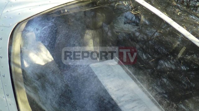 Report TV - Avioni i rrëzuar në Ishëm,ja pamjet e brendshme dhe sendeve të pilotit