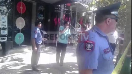Report TV - Tiranë, vetëplagoset me armë një person pranë Parlamentit