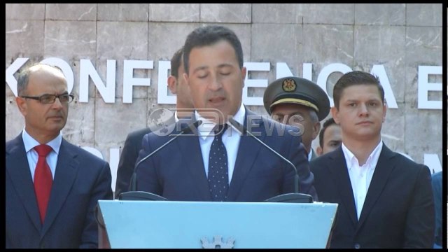 Ora News –Tiranë, 74 vjetori i Konferencës së Pezës, homazhe në Varrezat e Dëshmorëve