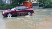 Report TV - Reshje të dendura shiu në Kukës, përmbyten rrugët e qytetit