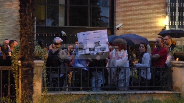 Report TV - Shoqëria Civile protestë para PS-së, kundër importit të mbetjeve