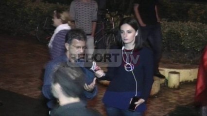 Report TV - Protestuesit: Emrat e deputetëve që votuan pro, në kazanët e plehrave