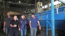 Report TV - ''Mbetjet'', ministri Ahmetaj në fabrikën e riciklimit të tyre
