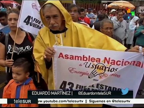 Mexicanos se movilizan con padres de los 43 a 2 años de desaparecidos