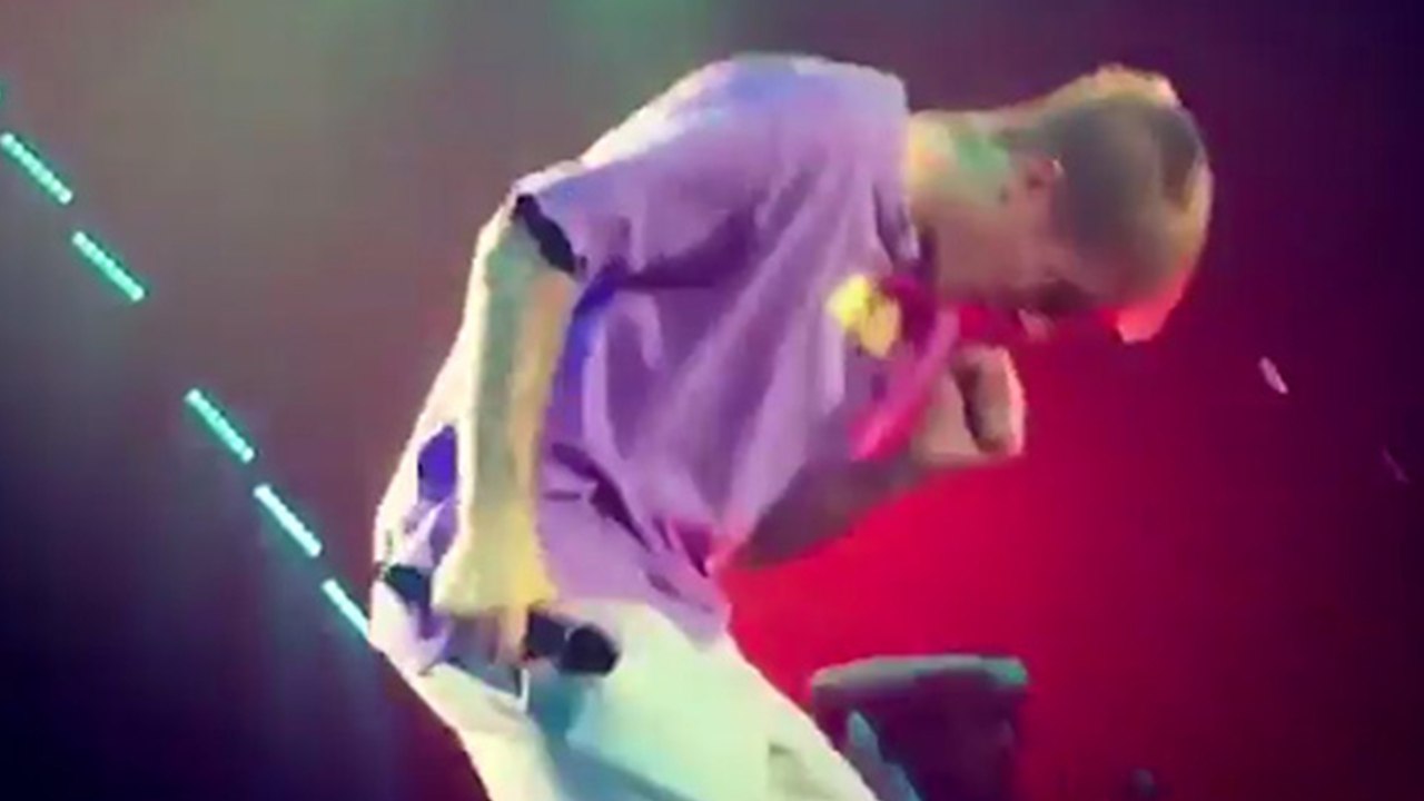 Justin Bieber Blows Snots On  Fans  At Concert