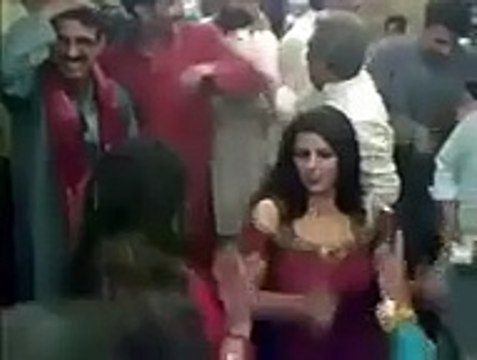 Old man out of control after watching young girls in wedding mujra hit Mujra latest mujra upcoming songs latest songa hot dance - Video Dailymotion
