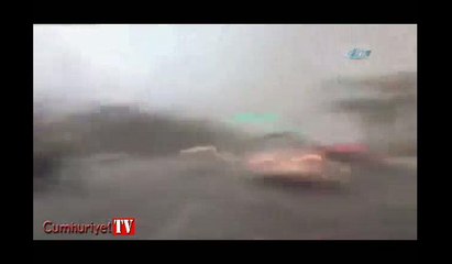 Film değil geçrek... Fırtınayı cep telefonuna kaydetti