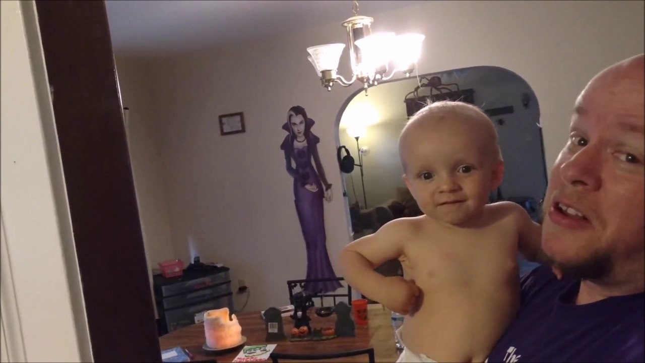 Ce bébé va comprendre ce que c'est qu'Halloween!