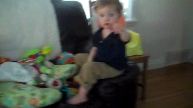 Ce pauvre gamin est traumatisé par l'aspirateur