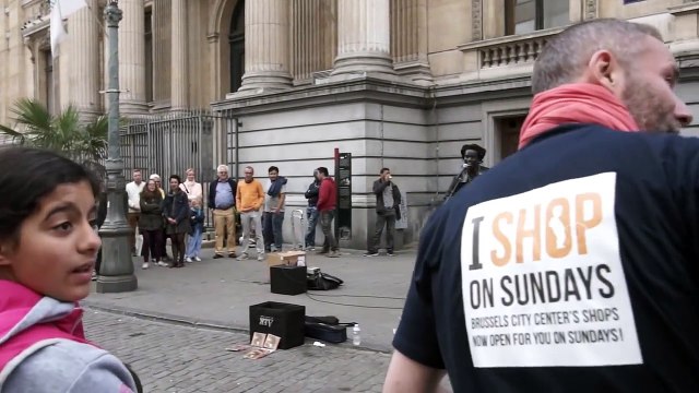 Deux inconnus se joignent à un artiste de rue à Bruxelles et regardez ce qu'il se passe... Incroyable
