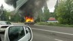 Cet automobiliste tombe sur un gros incendie de voiture en pleine autoroute
