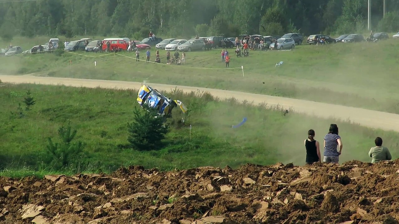 Cette Subaru Impreza s'envole dans un virage et part en tonneaux! Accident de rallye impressionnant