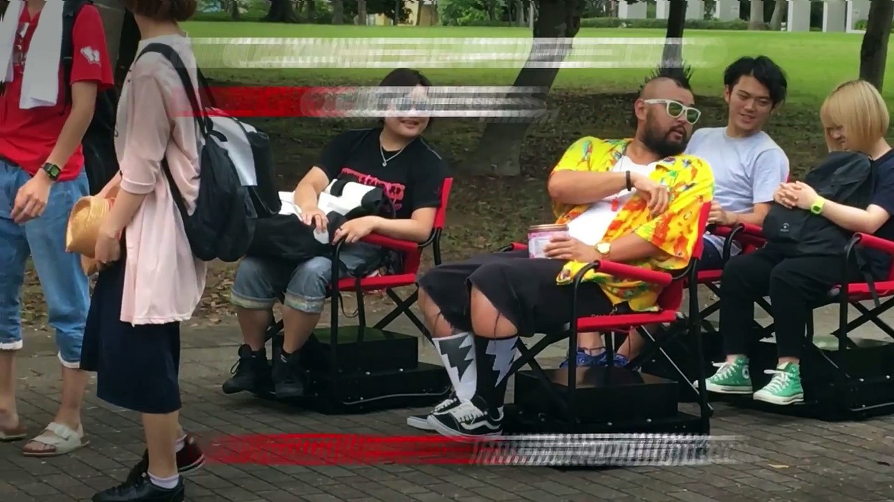 Faire la queue sur des chaises qui avancent automatiquement créées par NISSAN