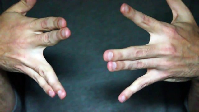 Aie confiance chanté par un serpent fait de doigts - Livre de la jungle