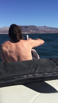 Utiliser un gilet de sauvetage comme fauteuil dans la mer pour boire sa bière tranquille