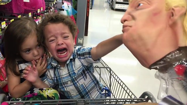 Un petit garçon refuse de porter un masque de Donald Trump