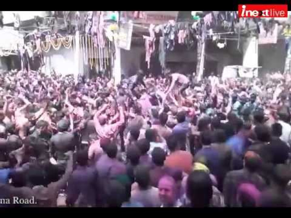 Kanpur: Youth rocks at Matki Phod competition on Holi Ganga Mela